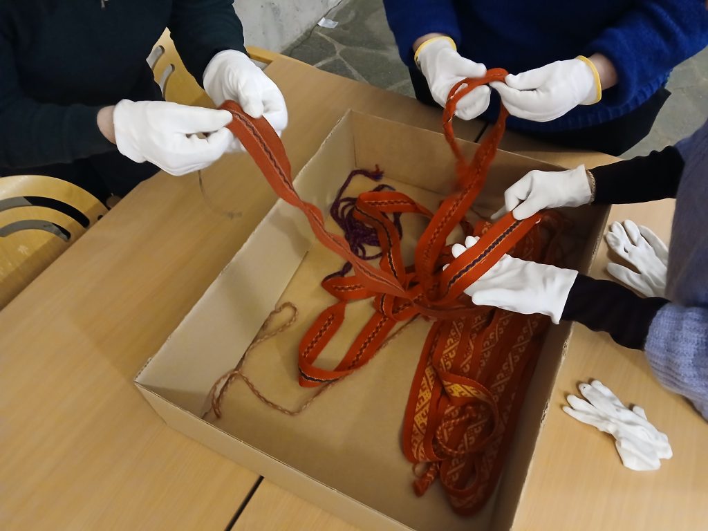 Skoband fra magasinet med hvite hansker